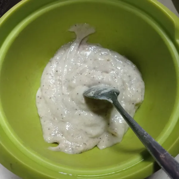 Haluskan pisang menggunakan garpu atau blender, pindahkan ke wadah.