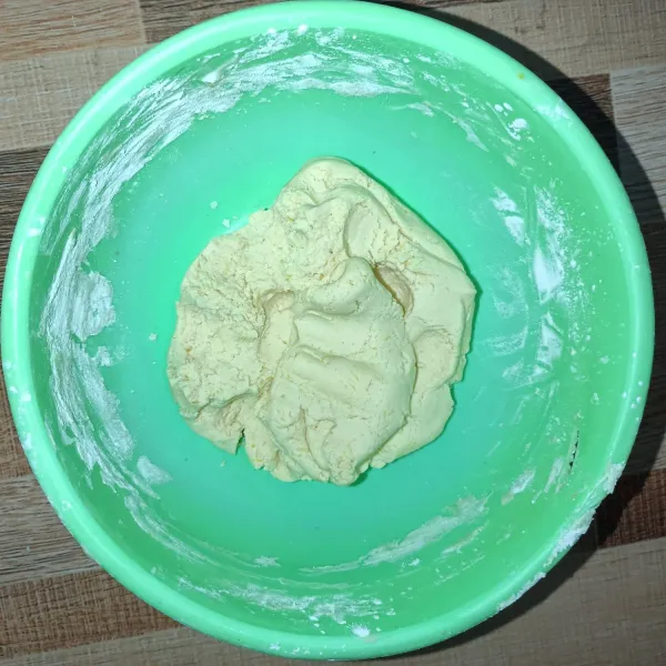 Campurkan tepung dengan labu lalu uleni dengan air sedikit demi sedikit sampai bisa dipulung.