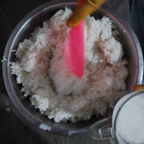 Angkat beras ketan kukus, lalu tambahkan 1 sdt garam dan masukkan santan, aduk hingga rata.