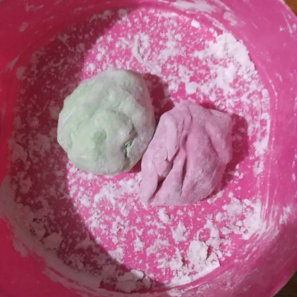 Bagi adonan menjadi 2 bagian, satu bagian beri pewarna merah dan satunya lagi beri pewarna hijau. Uleni rata.