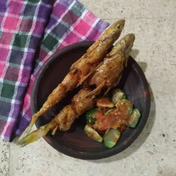 Ikan goreng sambal tomat mentah