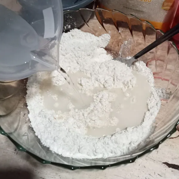 Campurkan semua bahan martabak lipat. Mixer hingga tidak bergerindil.