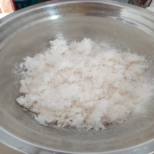 Campur tepung beras, terigu, gula halus, garam dan kelapa parut. Aduk rata.