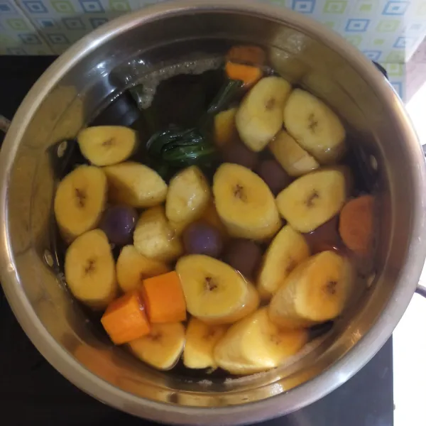 Kemudian masukan pisang dan candil ubi ungu, aduk hingga rata.