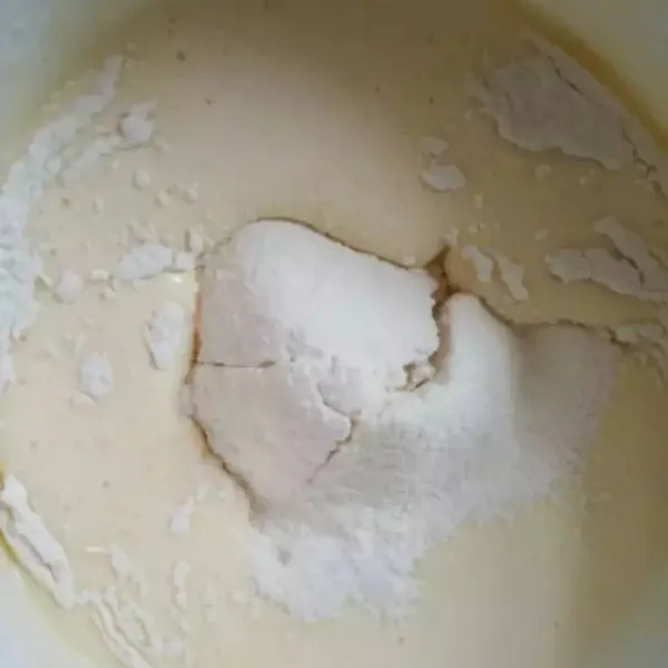 Mixer telur dan gula hingga mengembang lalu tambahkan terigu turunkan kecepatan paling rendah lalu tambahkan vanilla essence.