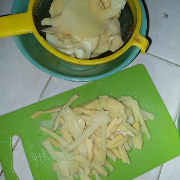 Rebung di iris memanjang.