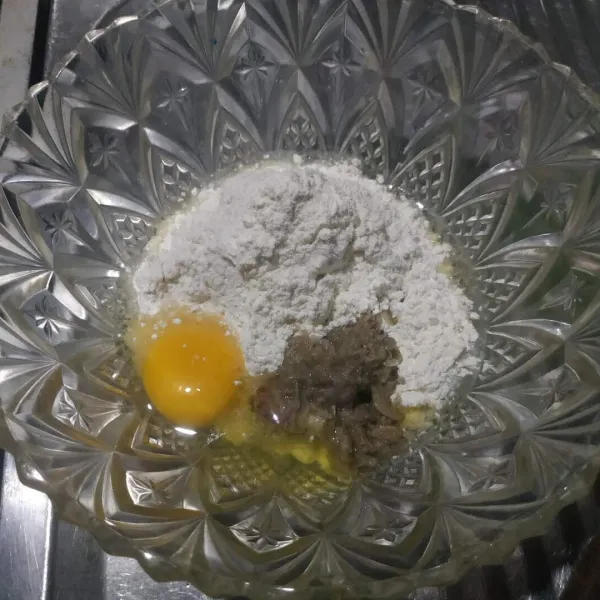 Campurkan bumbu halus bersama tepung dan telur