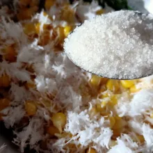 Ambil secukupnya jagung yang sudah dikukus, tambahkan kelapa parut secukupnya, aduk rata lalu tambahi gula sesuai selera. Sajikan.