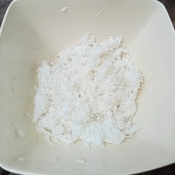 Kukus kelapa parut dan garam selama 10 menit, sisihkan.