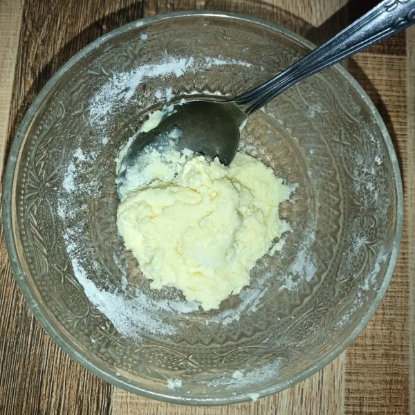 Campurkan susu bubuk dengan susu kental manis sedikit demi sedikit sampai membentuk adonan padat.