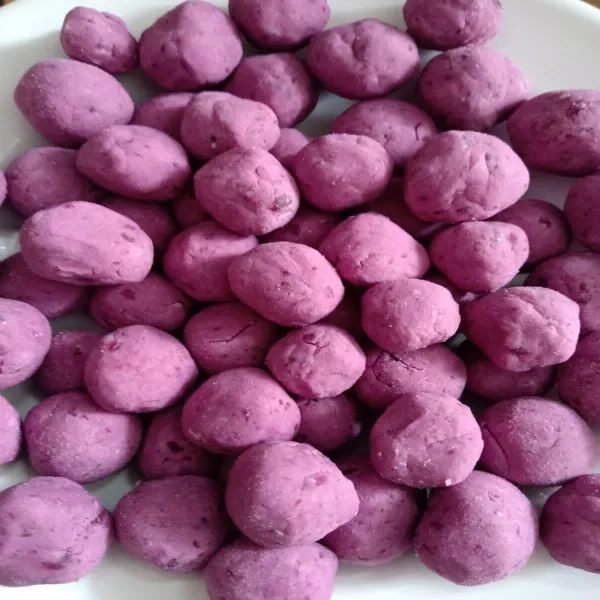 Kukus ubi ungu yang sudah dibersihkan. Lalu haluskan dengan garpu. Beri tepung tapioka, uleni hingga bisa dibentuk. Bentuk bola-bola kecil.