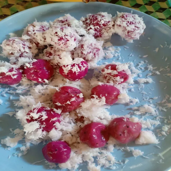 Kukus kelapa parut dengan daun pandan dan gulirkan klepon ke kukusan kelapa parut.