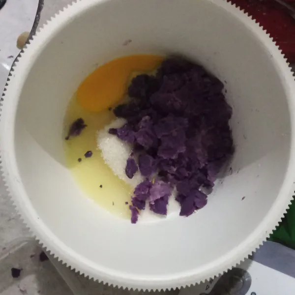 Campurkan ubi ungu, telur dan gula. Aduk menggunakan whisk hingga rata.