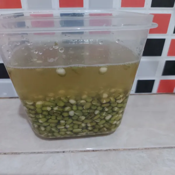 Rendam kacang hijau semalaman. Tiriskan, lalu cuci dengan air mengalir.