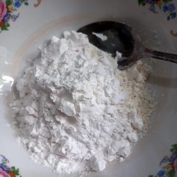 Masukkan dalam wadah tepung terigu dan tepung tapioka.