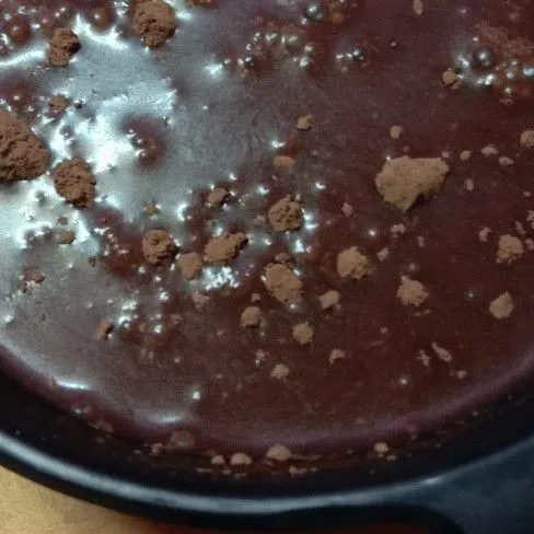 Campur air dengan coklat bubuk hingga rata tidak ada yang bergerindil.