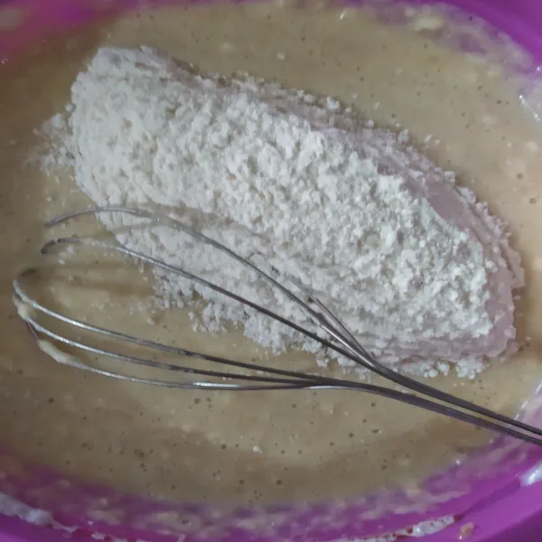 Masukkan tepung terigu, vanilli, dan garam. Aduk hingga tercampur rata.