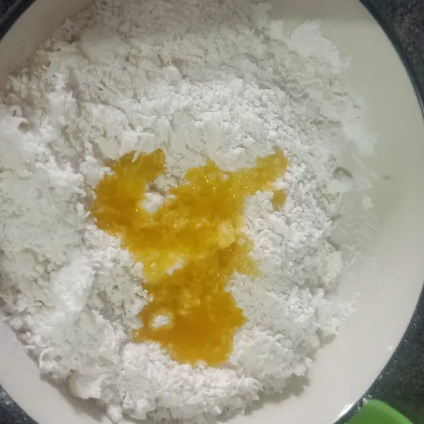 Masukkan margarin, aduk rata.