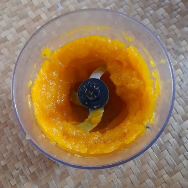 Haluskan labu yang telah direbus dengan blender atau bisa juga dengan garpu.