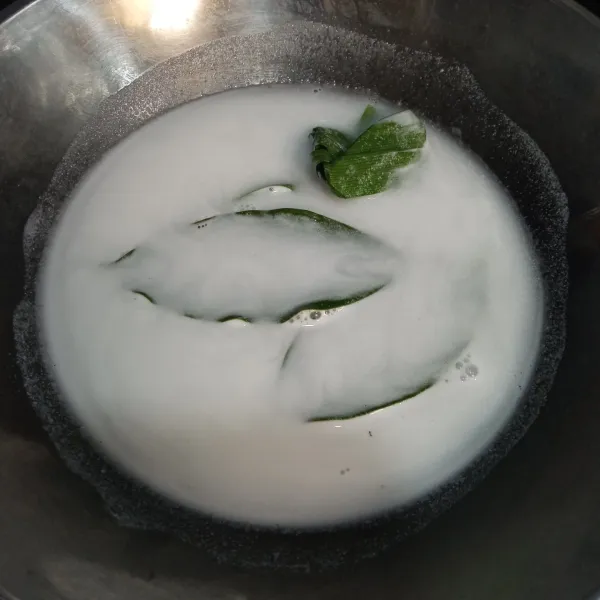 Rebus santan, daun salam dan garam sampai mendidih, lalu masukkan beras ketan yang sudah dikukus tadi, aduk-aduk dan masak sampai santan terserap.