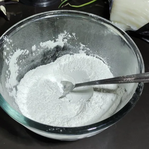 Campur rata tepung ketan dan garam.