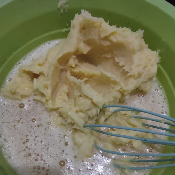 Kocok telur dan gula pasir hingga gula larut. Masukkan tape singkong yang sudah bercampur dengan susu kental manis, aduk rata.