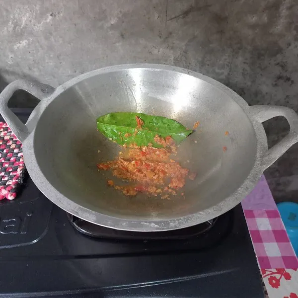 Tumis bumbu ulek bersama daun salam.