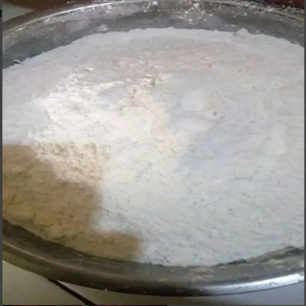 Kemudian bagi 2 adonan tepung, satu putih biarkan saja.