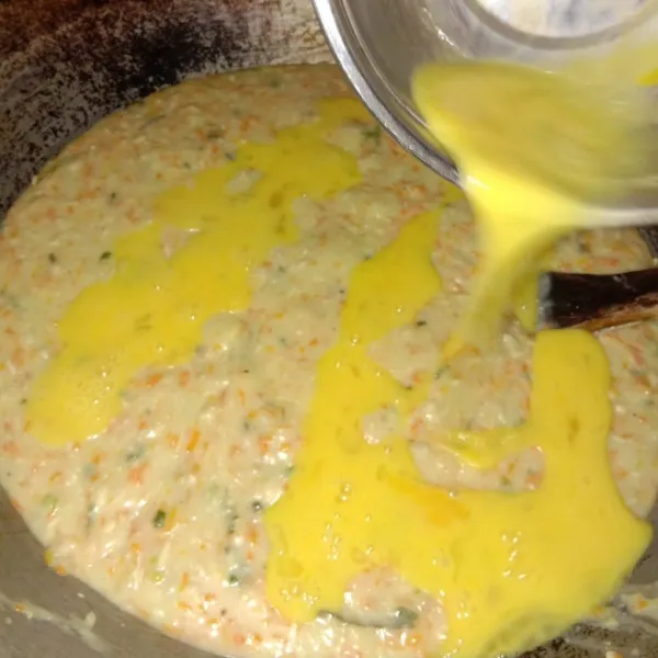 Masukkan telur, aduk terus hingga ragout benar-benar matang. Tes rasa. Ragout siap untuk isian soes.