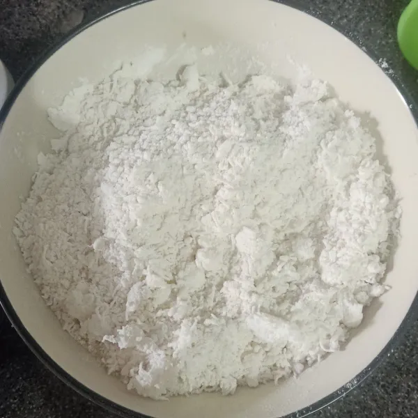 Campur bahan jadi satu kecuali air kelapa dan margarin leleh, aduk rata.
