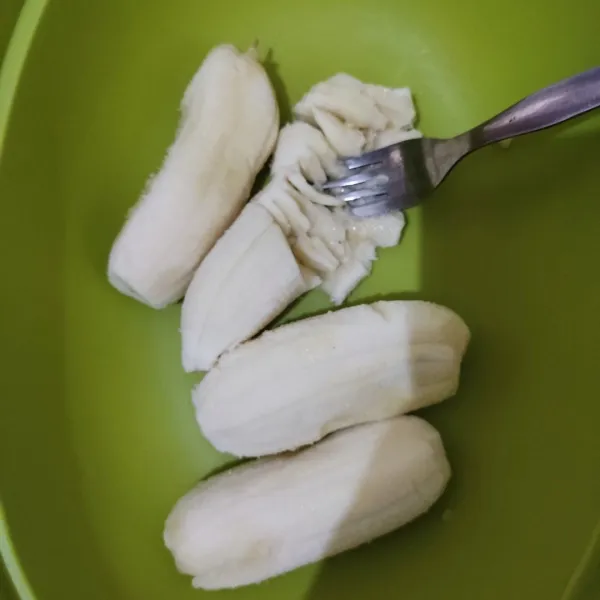 Hancurkan pisang menggunakan garpu (sisakan 1 buah untuk lapisan atas).
