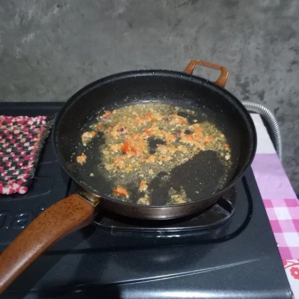 Haluskan bumbu dan tumis sampai harum.