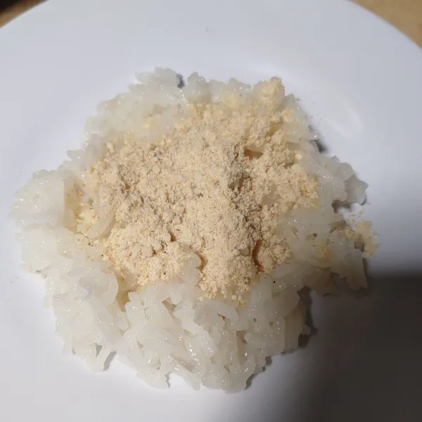 Sajikan nasi ketan dan bubuk kedelai.