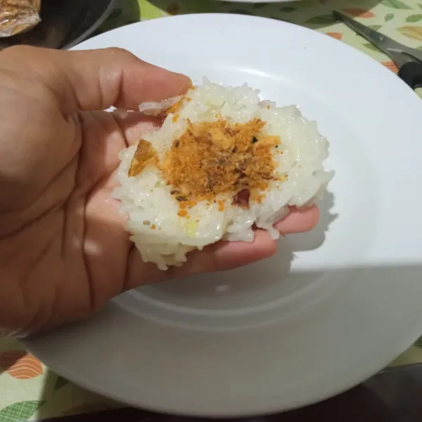 Selanjutnya ambil ketan yang sudah dikukus tadi, pipihkan, beri isian abon, kemudian tutup kembali, ratakan, bentuk lonjong.