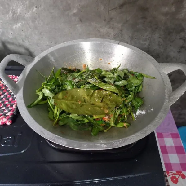 Masukkan kangkung yang sudah dibersihkan terlebih dahulu. Bumbui dengan garam, gula, dan penyedap rasa.