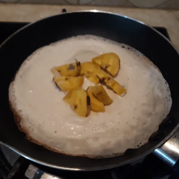 Tambahkan irisan pisang lipat, angkat dan sajikan.