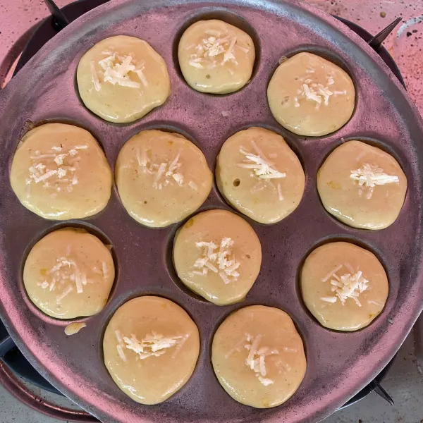 Biarkan setengah matang, beri parutan keju.