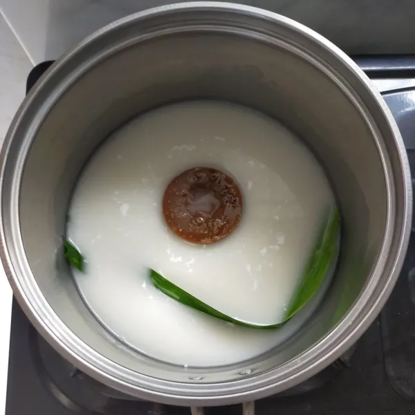 Membuat kuah : Campur semua bahan kuah, masak dengan api kecil sambil diaduk-aduk.