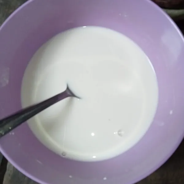 Campur tepung tapioka dan air, lalu aduk hingga tercampur rata.