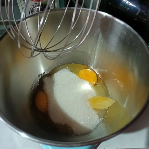 Campur gula, telur dan sp, mixer selama 15 menit dan sampai kental mengembang.