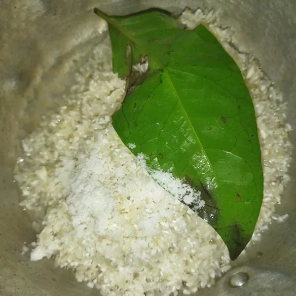 Siapkan panci, masukkan beras yang sudah dicuci, garam dan daun salam.