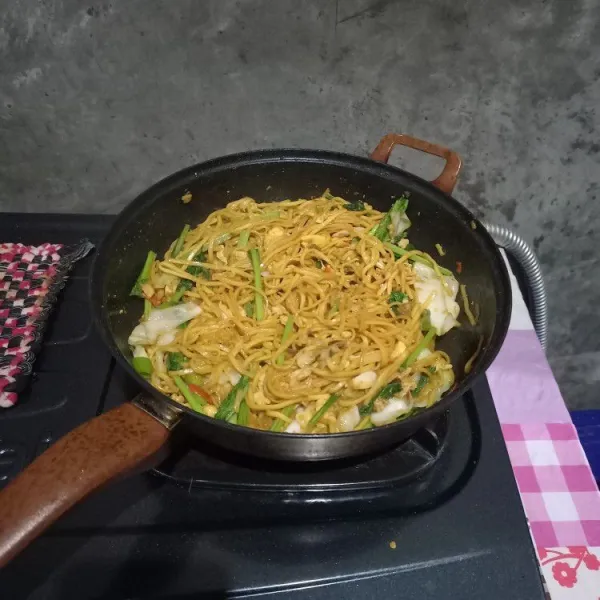 Terakhir tambahkan kecap, aduk rata. Koreksi rasa, angkat dan sajikan.