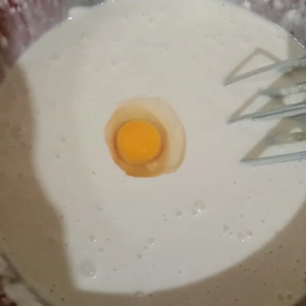 Campur semua bahan dalam bowl, kecuali telur. Tuang santan panas ke dalam bowl sambil dimikser dengan speed rendah sampai tidak bergerindil. Masukkan telur, mixer lagi sampai rata.
