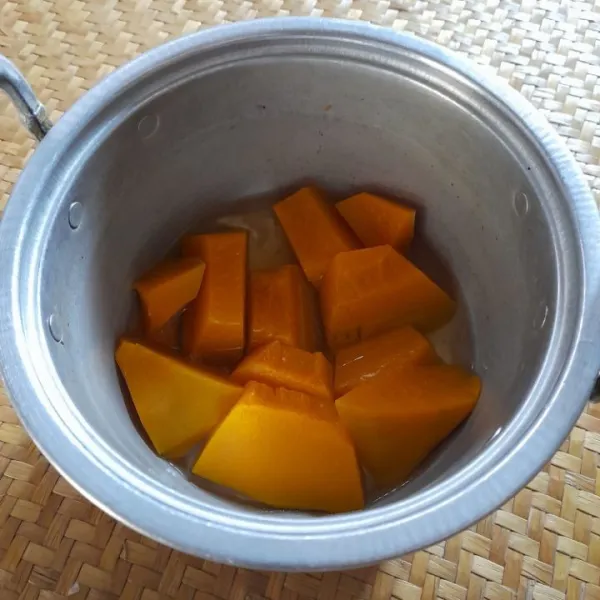 Potong-potong labu, lalu cuci hingga bersih. Rebus hingga matang dan tiriskan.