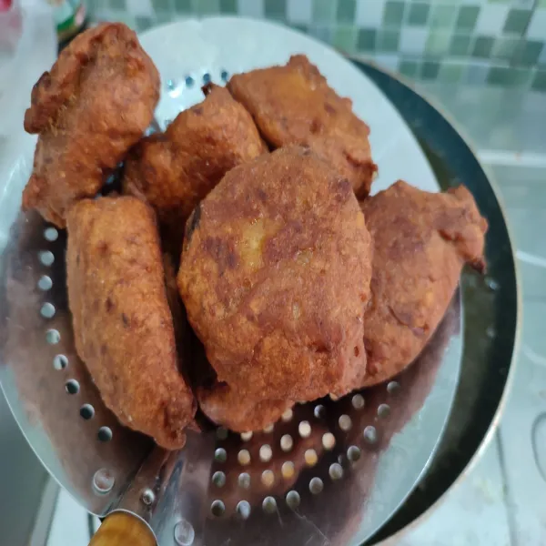 Jika sudah golden brown, angkat dan tiriskan minyak.