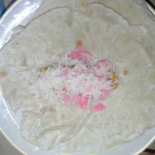 Masukkan pisang, coklat dan keju di tengah kulit tortila.
