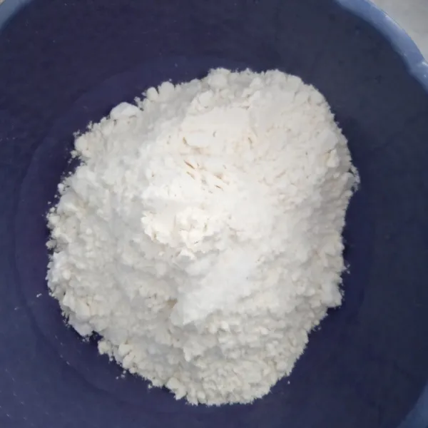 Masukkan tepung terigu, tepung tapioka, gula dan garam secukupnya.