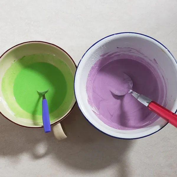 Bagi adonan menjadi dua bagian, masing-masing beri pewarna makanan hijau dan ungu.
