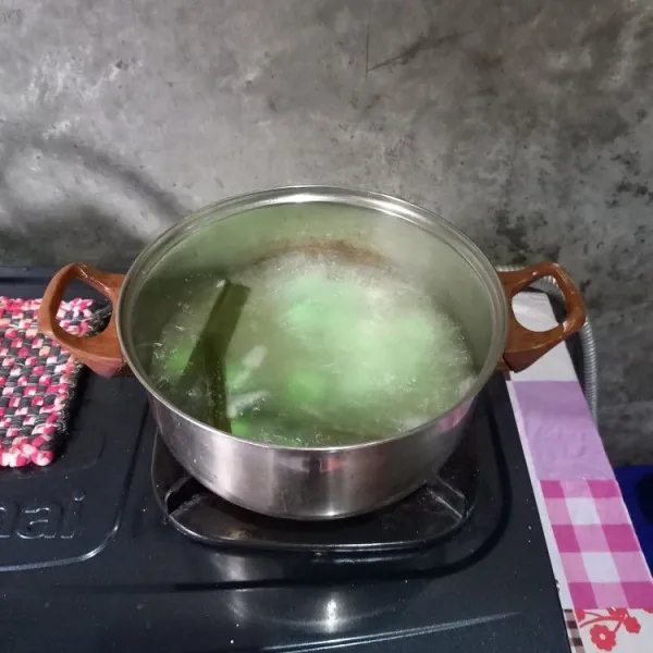 Didihkan air. Masukkan daun pandan dan minyak goreng. Masukkan bulatan klepon. Rebus sampai mengapung.