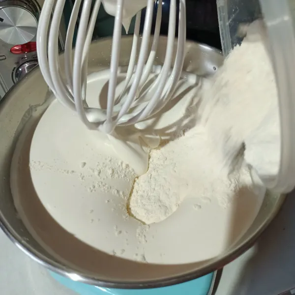 Masukkan tepung dan mixer speed rentah sampai tercampur rata. Ratakan kembali dengan spatula.
